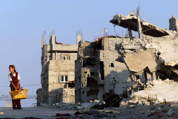 منزل استهدفته قوات الاحتلال في مخيّم خانيونس للاجئين جنوبي قطاع غزة في آب 2002