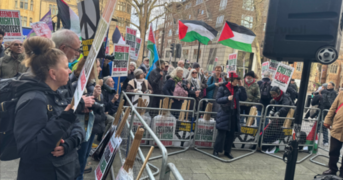 وقفة احتجاجية أمام محكمة لندن رفضاً لمحاكمة ناشطين شاركا بمسيرة داعمة لفلسطين