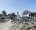 أنقاض مباني في مدينة غزة دمرتها الغارات الإسرائيلية المستمرة
