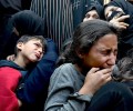 أطفال يبكون خلال وداع أفراد عائلاتهم الذين استشهدوا جراء القصف "الإسرائيلي" جنوبي قطاع غزة