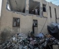 فلسطينيون يتفقدون آثار الدمار بعد غارة استهدفت مدرسة تأوي نازحين في جباليا شمال غزة