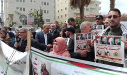 صورة من المسيرة التي خرجت للمطالبة بتسليم جثامين الشهداء