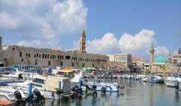 ميناء عكا المهجور قبالة مسجد الميناء وبرج الساعة الذي تسيطر عليه سلطة الآثار الإسرائيلية (الجزيرة نت)