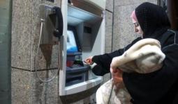 تعبئة بطاقة الصراف الآلي الخاصة باللاجئين الفلسطينيين السوريين في لبنان