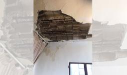 انهيار سقف منزل لاجئ فلسطيني في مخيم برج الشمالي 