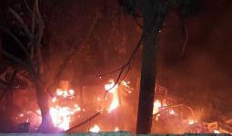 اندلاع الحرائق بعد قصف الطيران الروسي لمخيم خان الشيح بالقنابل الحارقة
