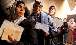 نساء فلسطينيات في مركز التوزيع التابع للأونروا في مخيم جرمانا بدمشق