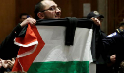 لاجئٌ  فلسطينيّ يٌقاطع سفير الولايات المتحدة لدى الكيان الصهيوني