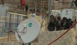 قوات الاحتلال بجانب منزل الشهيد فادي القنبر تقوم بإغلاقه
