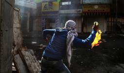 اعتقالات بالضفة المحتلة واستهداف موقع عسكري بزجاجات حارقة