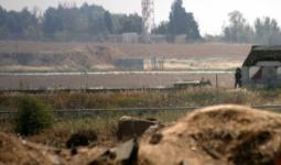 قوات الاحتلال تستهدف منازل وأراضي المواطنين على طول السياج الأمني مع غزة