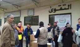 توزيع مساعدات على العائلات الفلسطينية النازحة من سورية في مخيم البداوي