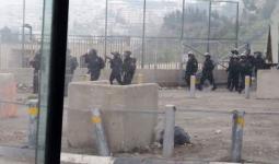 صورة لقوات جيش الاحتلال تلقي قنابل الغاز أثناء المواجهات