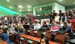 طلاب فرنسيون يحتجون على زيارة السفيرة الصهيونية لجامعتهم