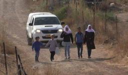 ملاحقة المستوطنين وقوات الاحتلال لطلبة المدارس في قرية التوانة اليوم