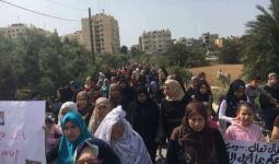 مسيرة نسائية في مخيّم النصيرات للمطالبة بالقصاص من قتلة النساء