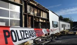 آثار اعتداء على أحد مراكز اللجوء بمنطقة أوبيرتيورينغن في ألمانيا.