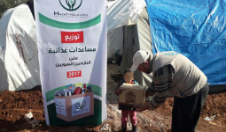 توزيع لحوم على اللاجئين الفلسطينيين المهجّرين في ادلب