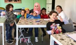 الفلسطينية داليا عبيد مع الأطفال الذين تعلمهم اللغة العربية
