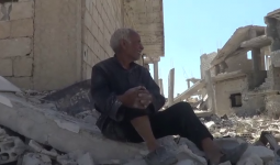 مُسنّ من مخيّم درعا يجلس على أطلال بيته 