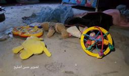 من استهداف طيران الاحتلال فجر الخميس لمنزل عائلة خماش في دير البلح الذي استشهدت فيه أم وطفلتها