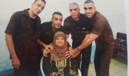 قوات الاحتلال تُسلّم إخطار هدم لعائلة أسرى في مخيّم الأمعري