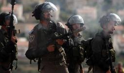 اعتقالات في الضفة المحتلة وإطلاق نار على فلسطيني داخل منزله