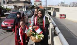 لاجئات بالزي التراثي الفلسطيني يهنئن الجيش اللبناني بعيده الوطني 