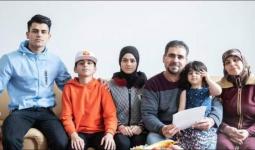 اللاجئ الفلسطيني خالد الحسني وبعض من أفراد عائلته 