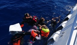 من عملية إنقاذ المهاجرين على متن المركب