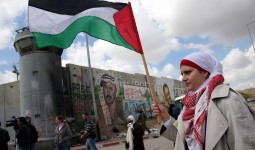 امرأة فلسطينيّة خلال مواجهات مع الاحتلال قرب جدار الفصل العنصري