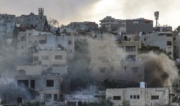 قوات الاحتلال تطلق صاروخاً تجاه المنزل المحاصر