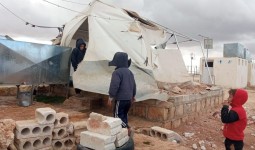 الرياح تقتلع خيام النازحين في الشمال السوري
