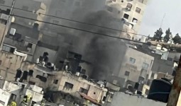 قوات الاحتلال تطلق صاروخاً باتجاه المنزل المحاصر في مخيم جنين
