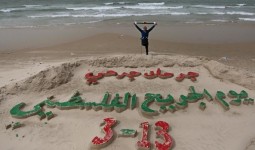 (لوحة رملية على شاطئ بحر غزة حول يوم الجريح الفلسطيني/الفنان محمد طوطح)
