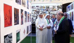 من معرض الصور الذي نظمته الجمعيات البحرينية إحياءً للمناسبة