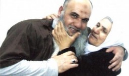 (الأسير علي السعدي رفقة والدته خلال زيارته في السجن قبل وفاتها)