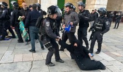 جندي إسرائيلي يعتدي على امرأة في حرم الأقصى - 