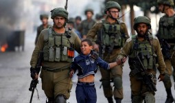 صورة أرشيفية لاعتقال قوات الاحتلال طفل فلسطيني- وكالات