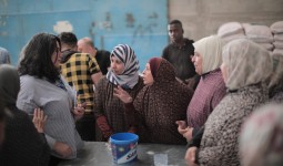 (أثناء زيارة الوفد البريطاني لأحد مراكز توزيع المساعدات في غزة)