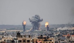 طائرات الاحتلال تقصف منازل في قطاع غزة.