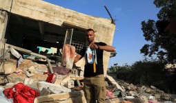 (آثار دماء لشهيد في أحد أماكن القصف في غزة)
