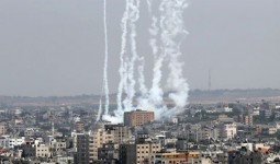 صواريخ تنطلق من قطاع غزّة (الأناضول)