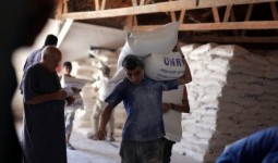 (أحد مراكز توزيع مساعدات أونروا في غزة)