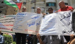 من الوقفة الاحتجاجية أمس في غزة بالتزامن مع اجتماعات اللجنة الاستشارية لوكالة 