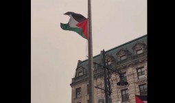 ( خلال رفع العلم الفلسطيني في ساحة بلدية كليفتون)