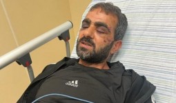 الأسير زهران بعد الإفراج عنه وبدت عليه آثار الاعتداءات