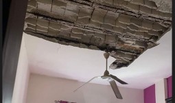 انهيار أجزاء من سقف المنزل