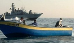 (أرشيفية _ جنود بحرية الاحتلال يلاحقون الصيادين في بحر غزة)