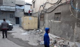 (أرشيفية _ خطوط كهرباء مهترئة في مخيم اليرموك)